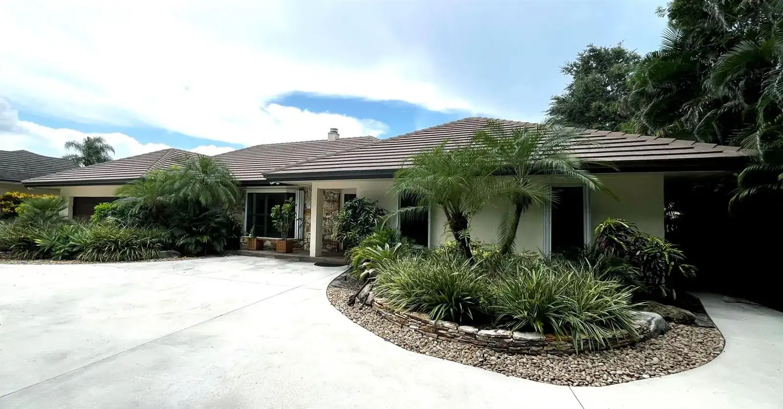 5125 WOODLAND LAKES Drive, Palm Beach Gardens FL 33418 photo 2