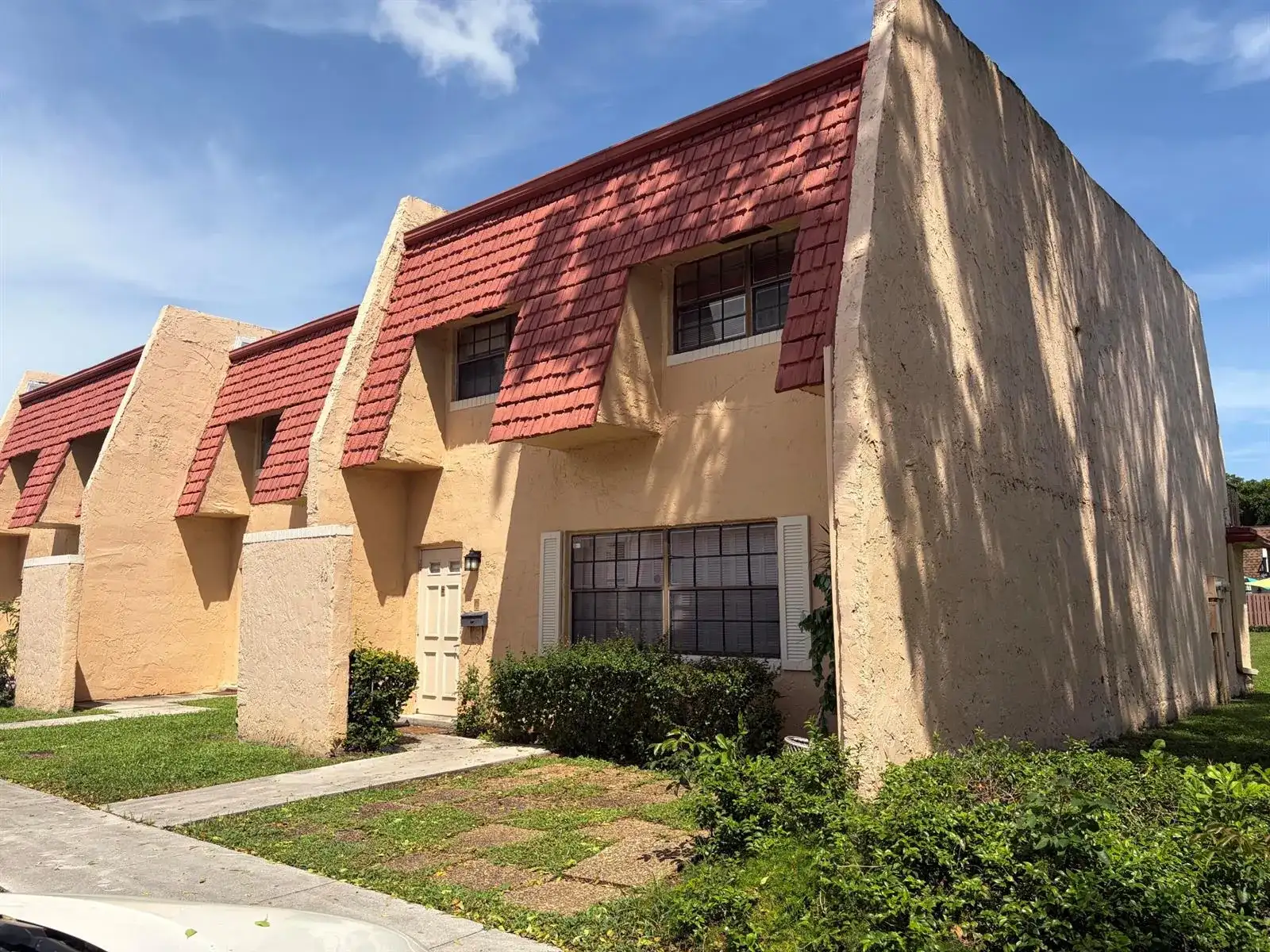 40 SPINNING WHEEL Lane, Tamarac FL 33319 photo 2