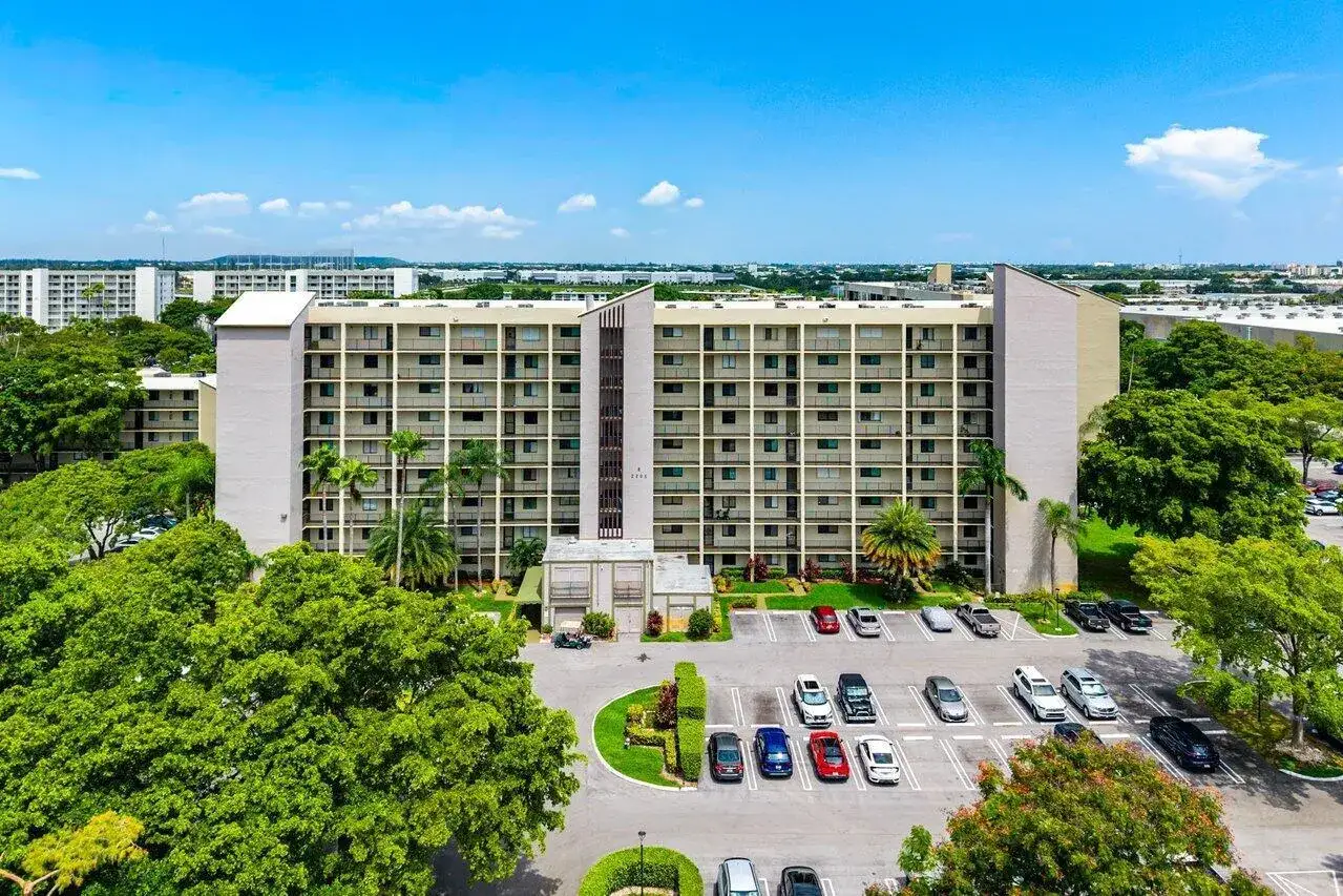 2205 S CYPRESS BEND Drive # 103, Pompano Beach FL 33069