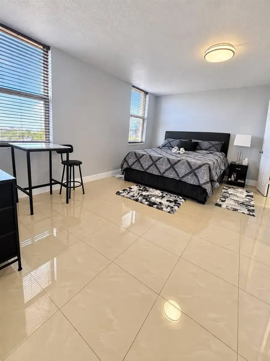 427 GOLDEN ISLES Drive # 10D, Hallandale Beach FL 33009 photo 3