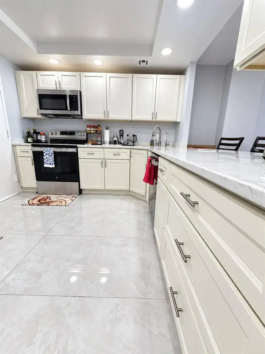 427 GOLDEN ISLES Drive # 10D, Hallandale Beach FL 33009 photo 5