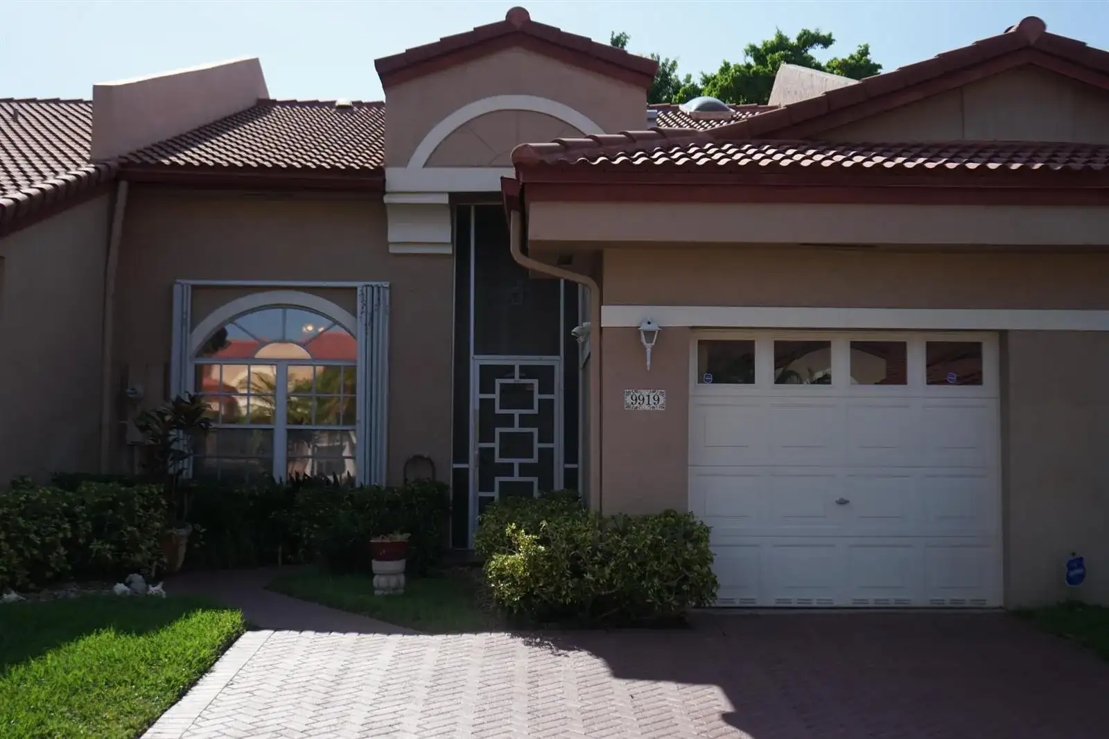 9919 MALVERN Drive, Tamarac FL 33321 photo 2