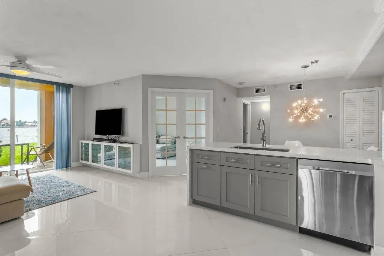 180 YACHT CLUB Way # 102, Hypoluxo FL 33462 photo 4