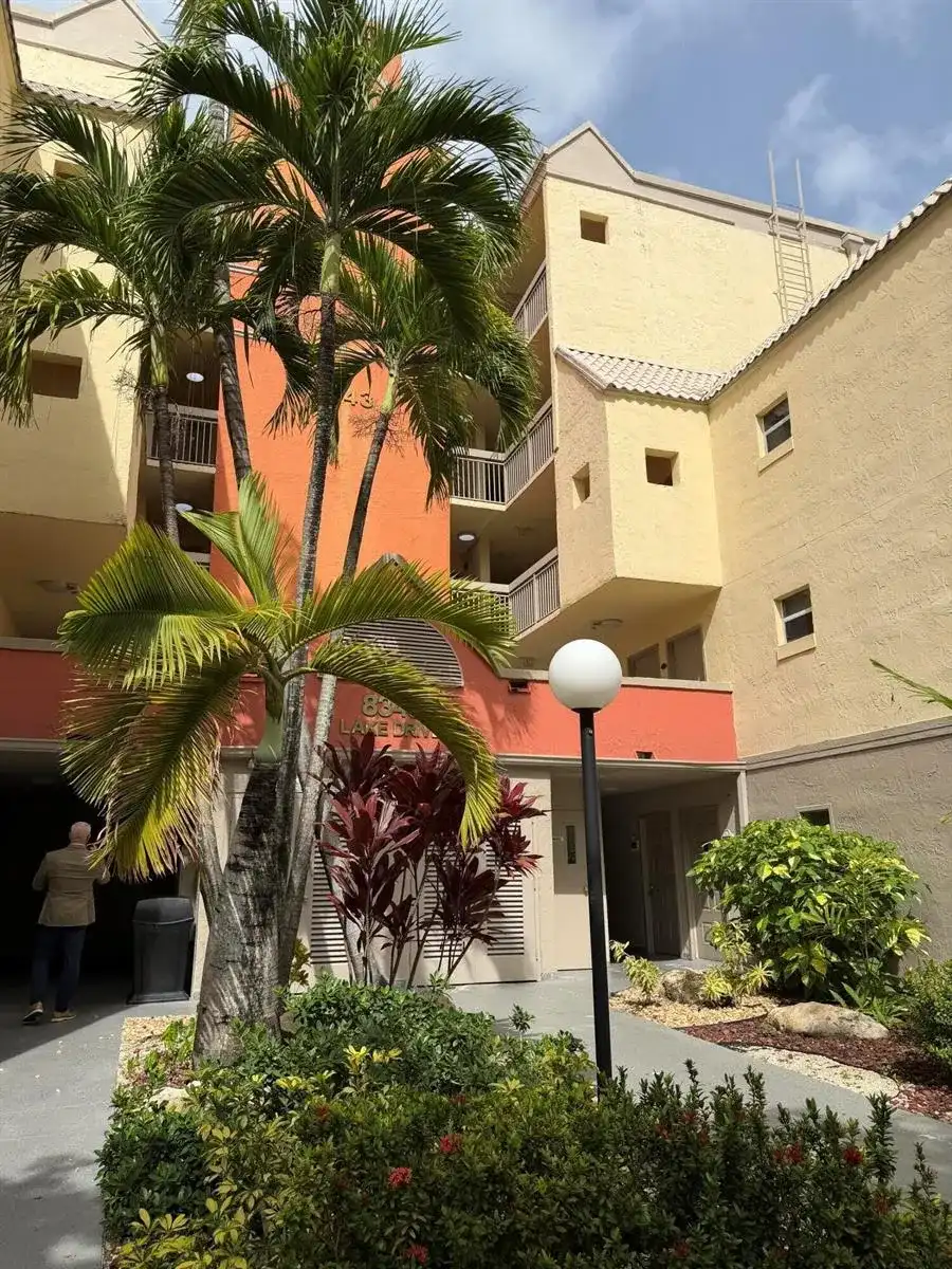 8343 LAKE Drive # 207, Doral FL 33166