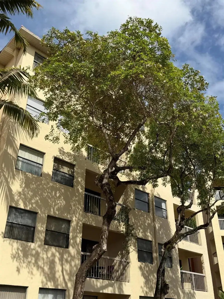 8343 LAKE Drive # 207, Doral FL 33166 photo 4