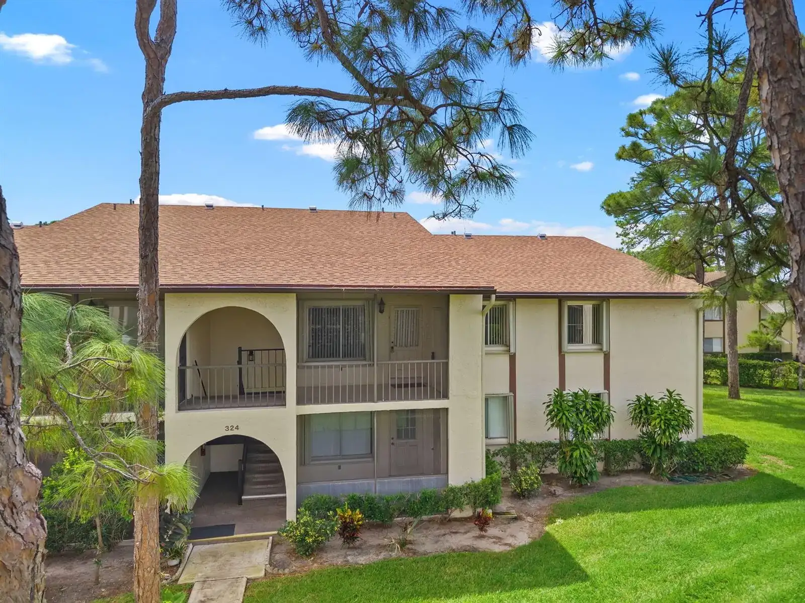 324 KNOTTY PINE Circle # 2, FL 33463 photo 3