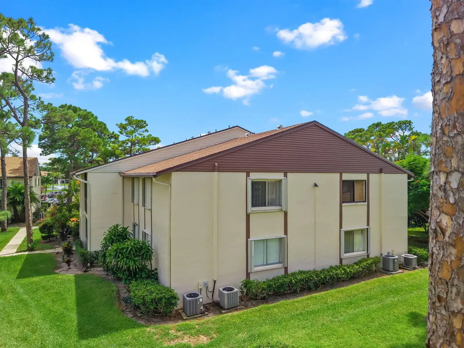 324 KNOTTY PINE Circle # 2, FL 33463 photo 4