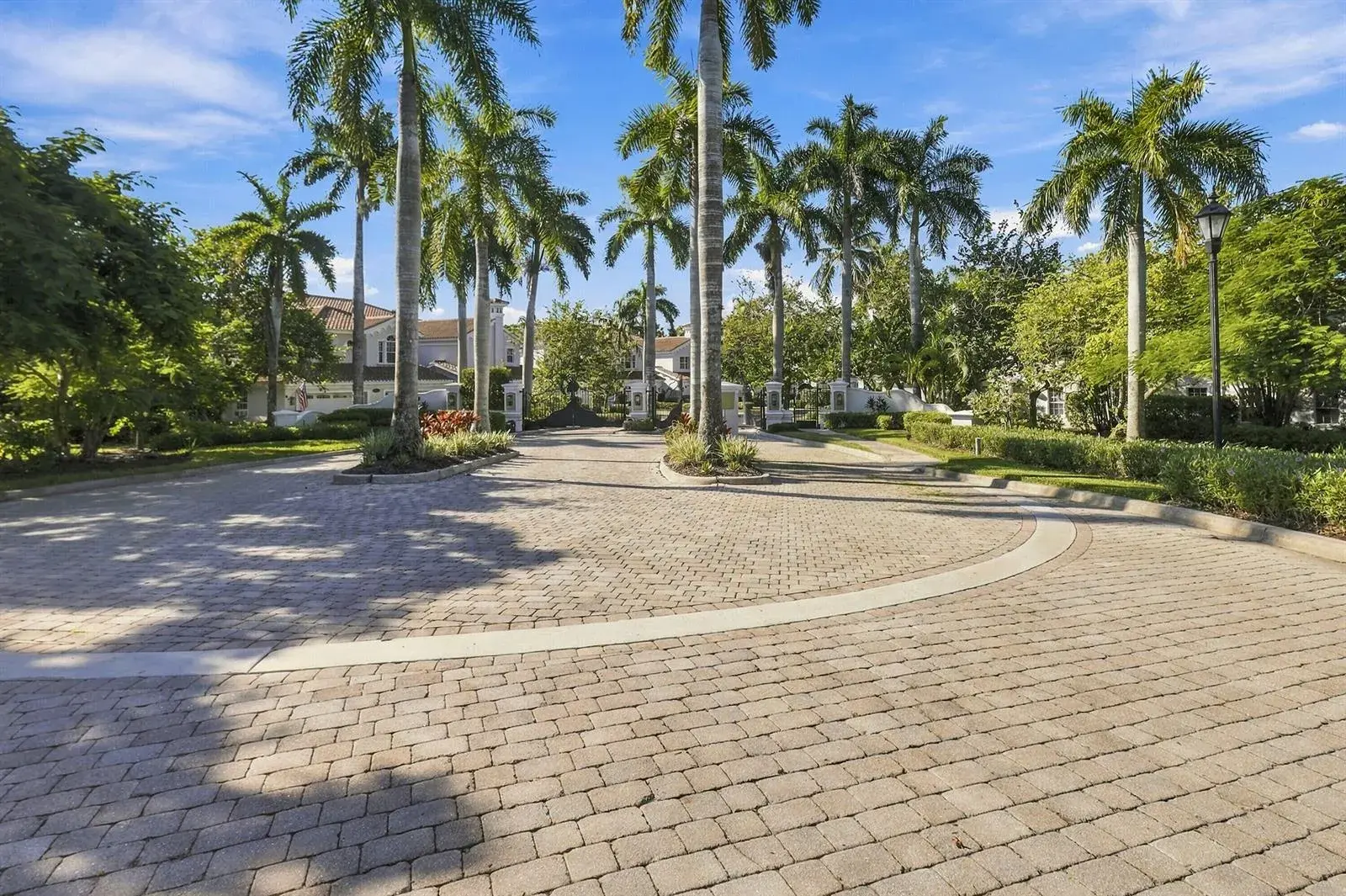 9010 Cascada Way, Naples FL 34114