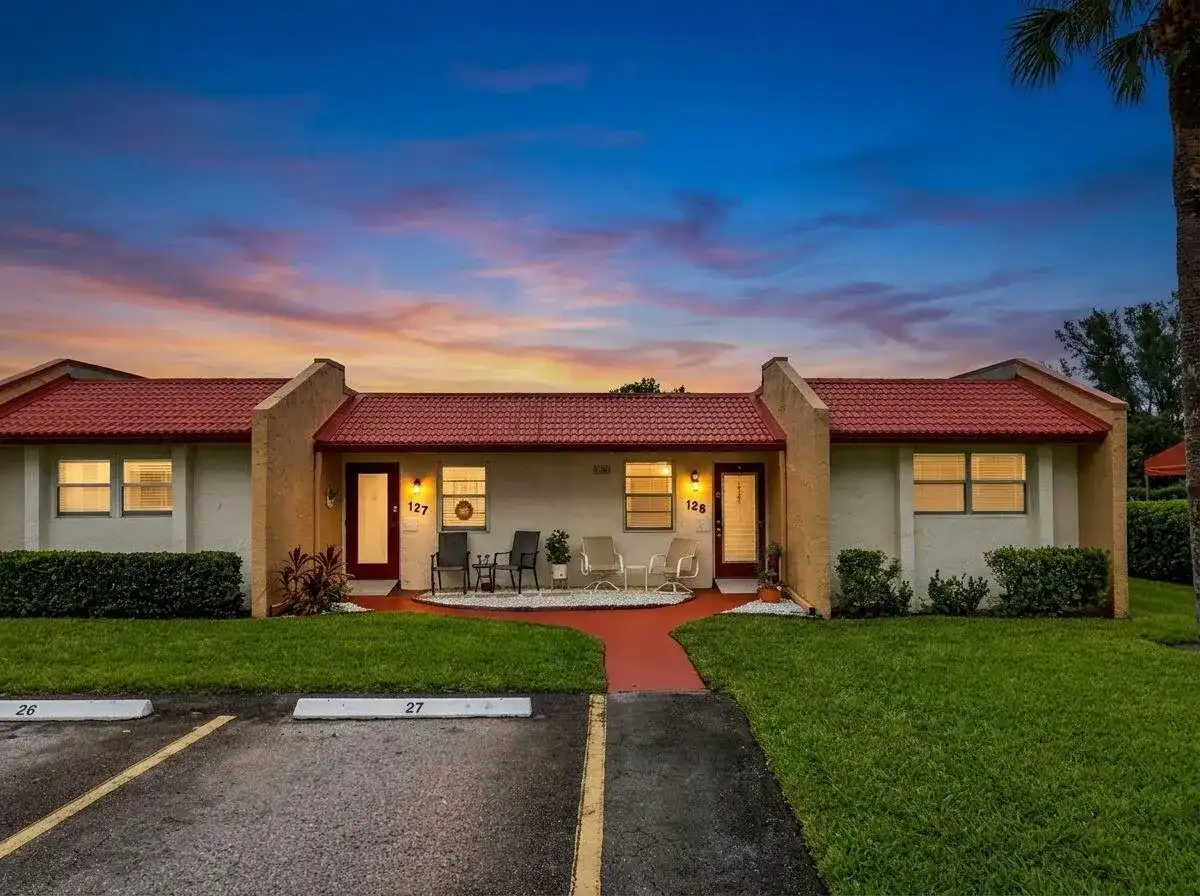 125 LAKE ANNE Drive # 125, West Palm Beach FL 33411