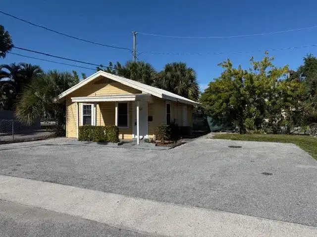 400 Metcalf Court, West Palm Beach FL 33407