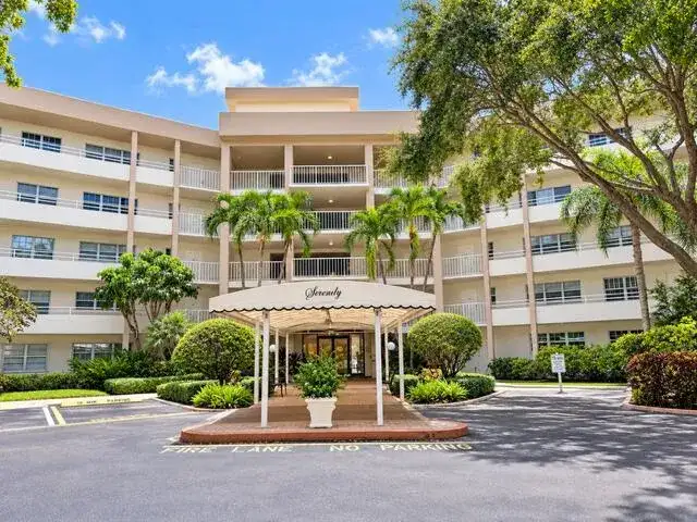 3800 Oaks Clubhouse Drive Unit 211, Pompano Beach FL 33069 photo 2