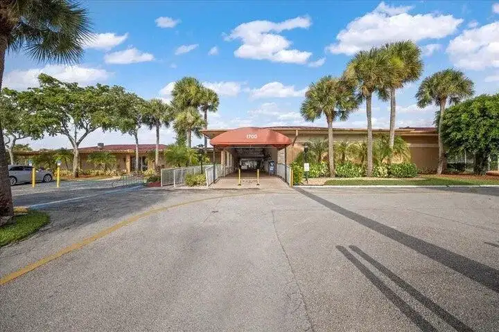 160 LAKE FRANCES Drive, West Palm Beach FL 33411 photo 2