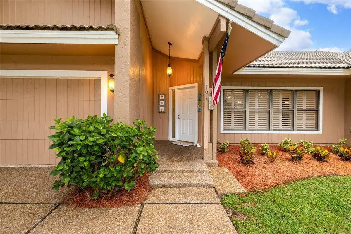 101 TIMBER Lane, Jupiter FL 33458 photo 2