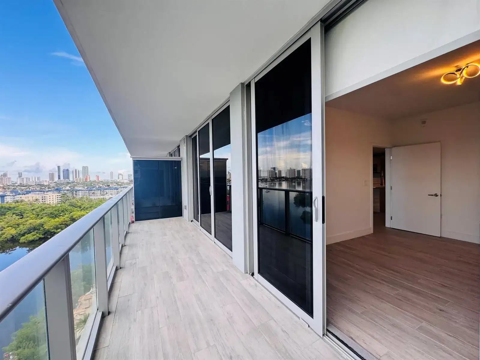 16385 BISCAYNE Boulevard # 1204, North Miami Beach FL 33160 photo 2