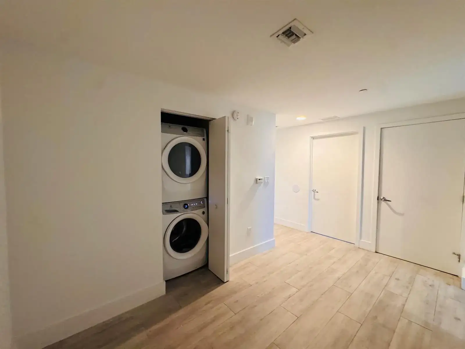 16385 BISCAYNE Boulevard # 1204, North Miami Beach FL 33160 photo 4