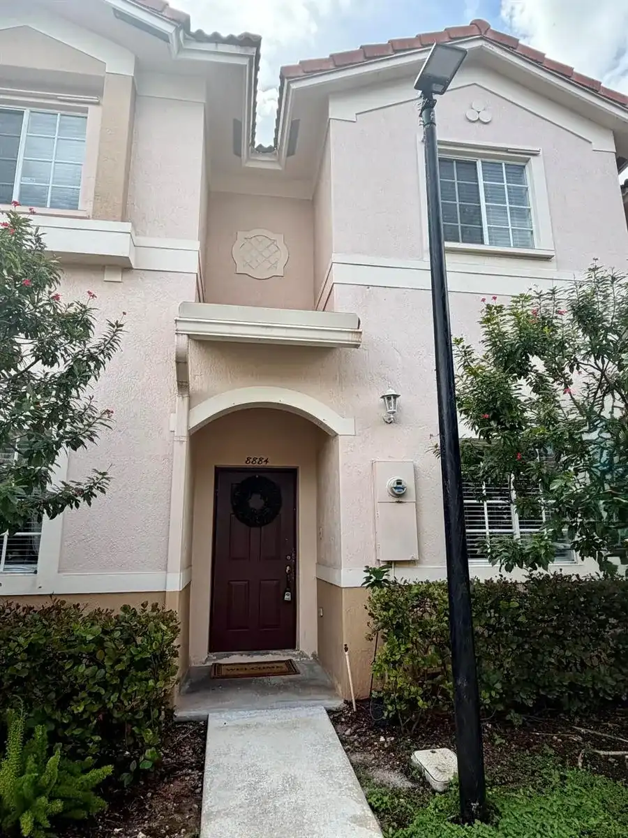 8884 N Isles Circle, Tamarac FL 33321