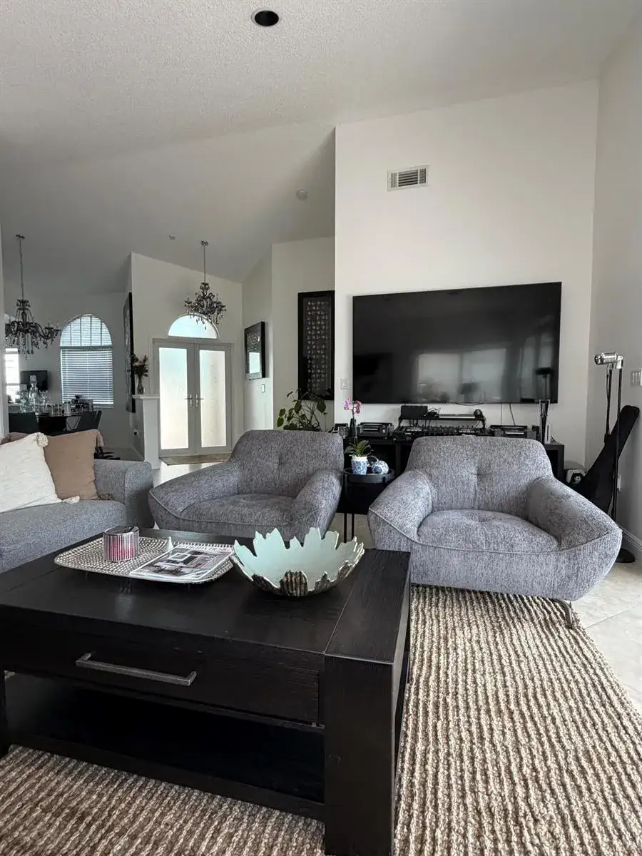 1101 Wilshire Circle E, Pembroke Pines FL 33027