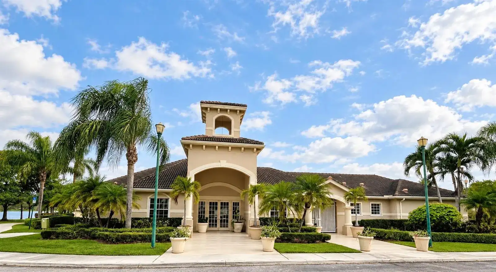 5021 Wiles Road Apt 301, Coconut Creek FL 33073 photo 2