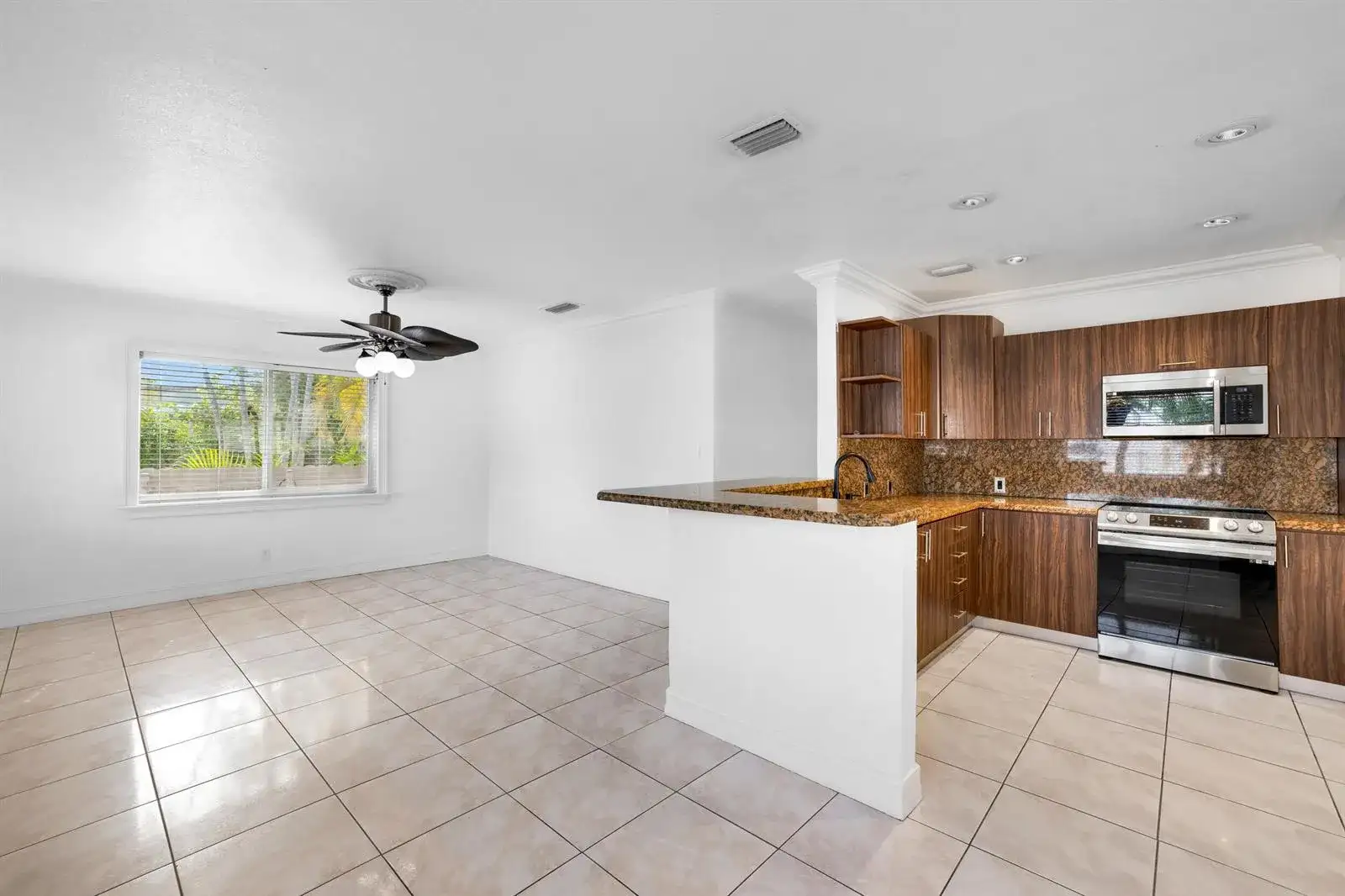 242 W 19TH Street, Hialeah FL 33010 photo 4