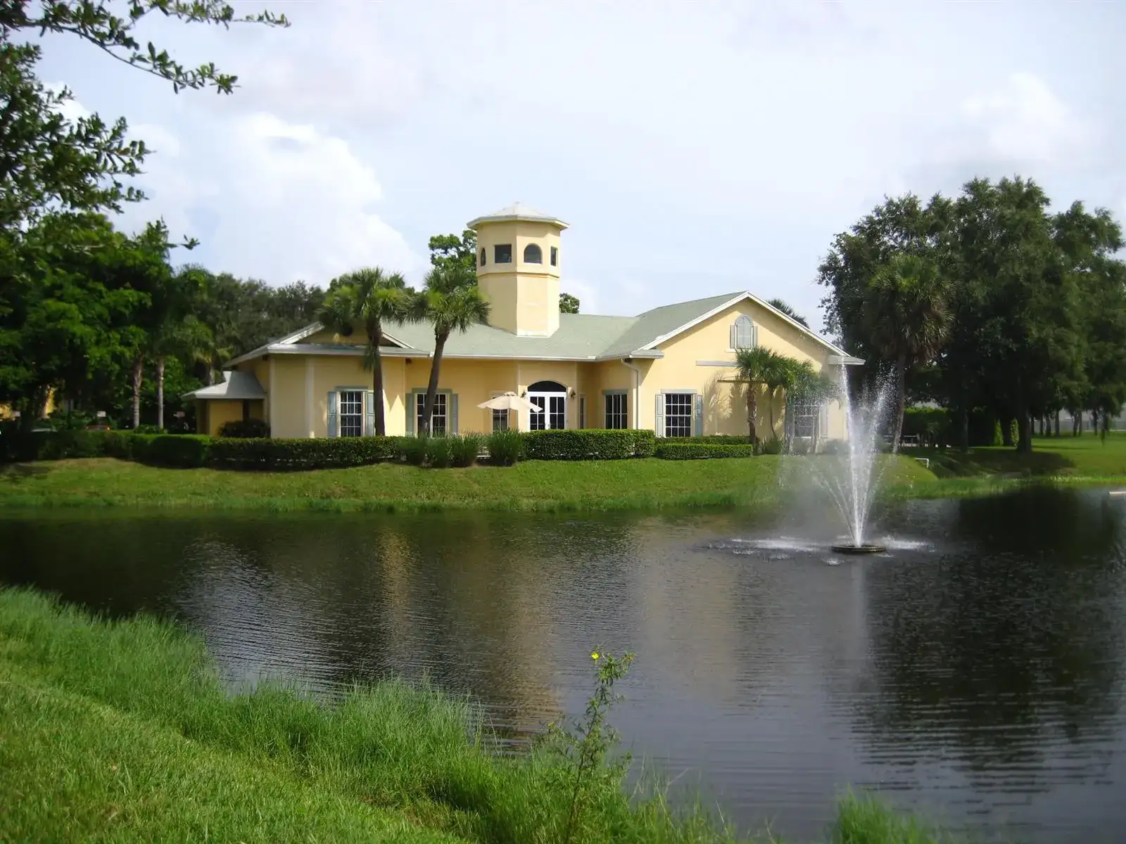318 MEADOWS Circle, Boynton Beach FL 33436 photo 2