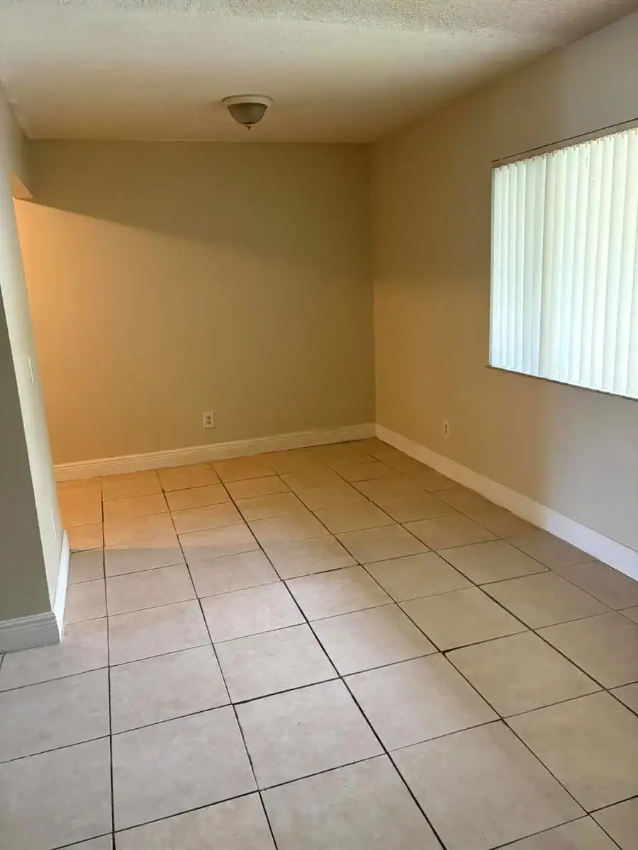 318 MEADOWS Circle, Boynton Beach FL 33436 photo 4