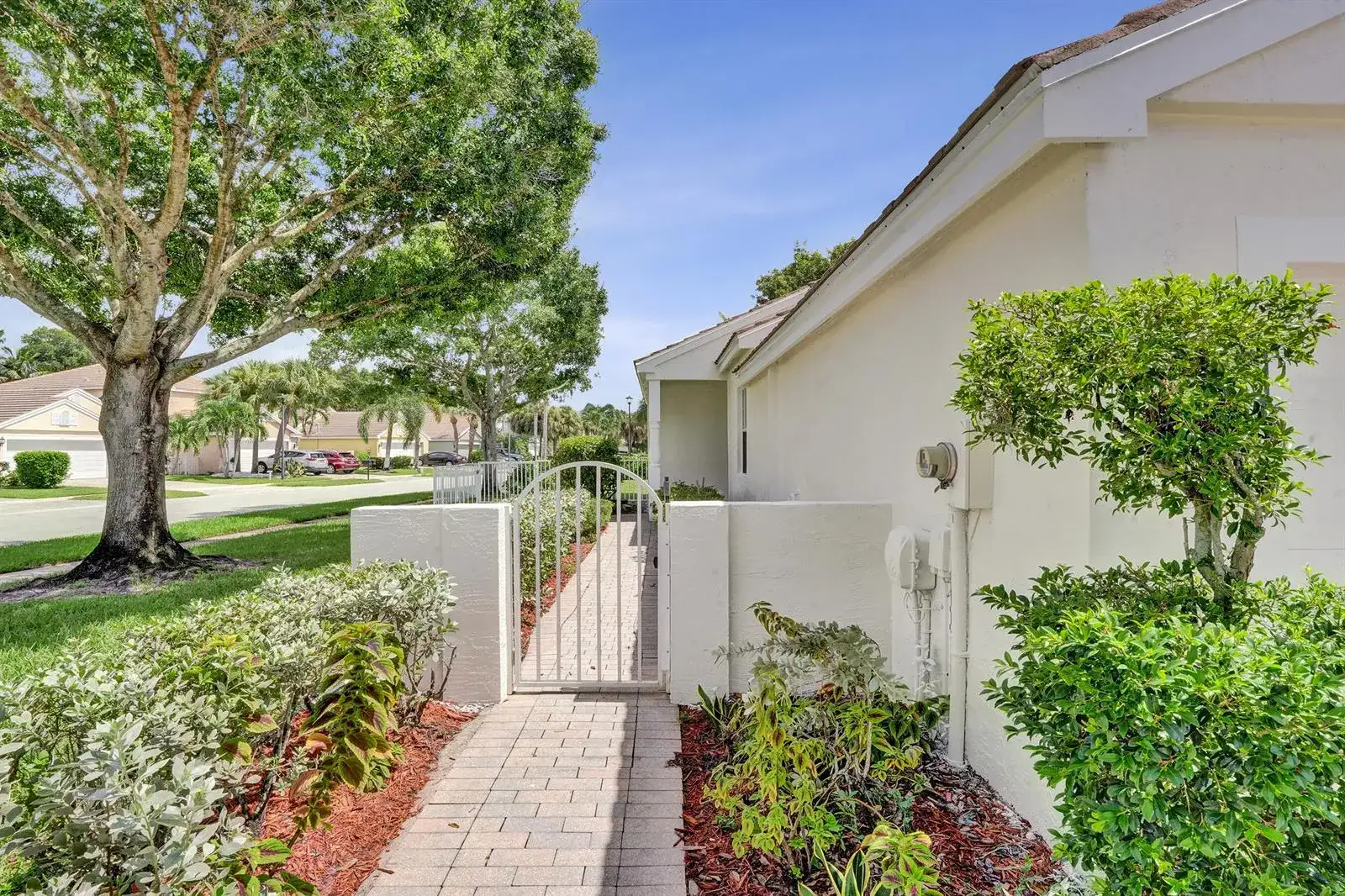 106 HAMILTON Terrace, Royal Palm Beach FL 33414 photo 2