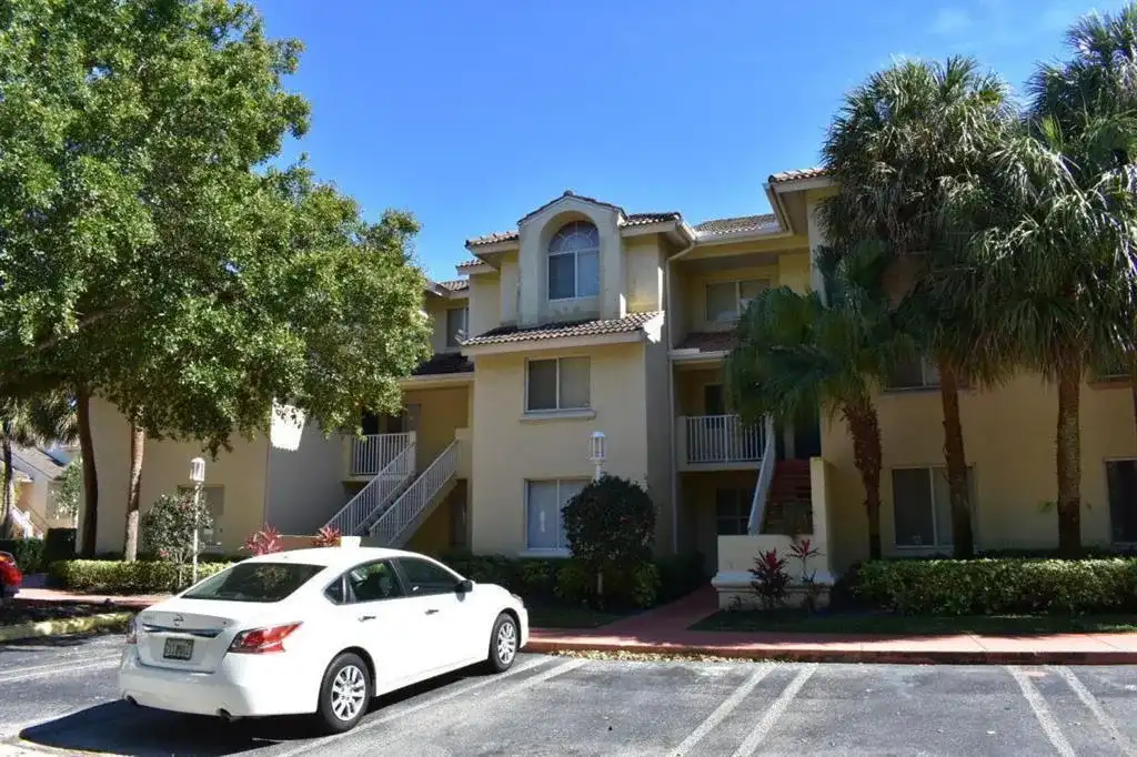 2104 GLENMOOR Drive # 2104, West Palm Beach FL 33409