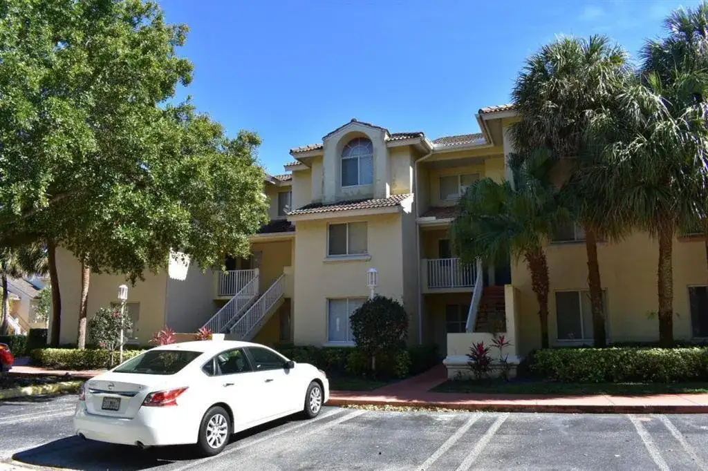 2104 GLENMOOR Drive # 2104, West Palm Beach FL 33409