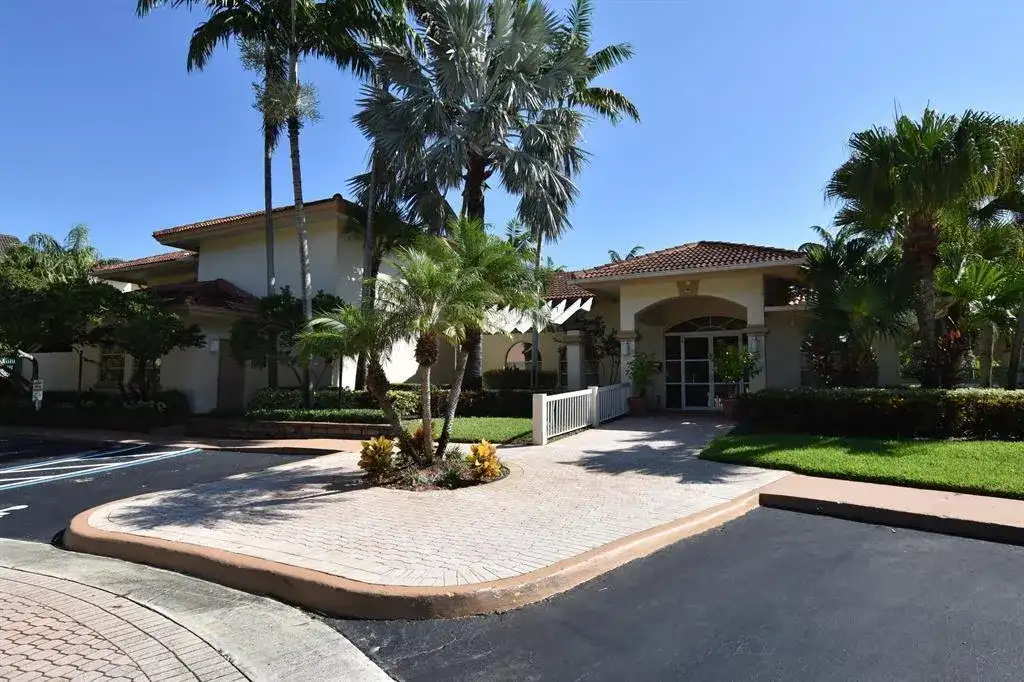 2104 GLENMOOR Drive # 2104, West Palm Beach FL 33409 photo 2