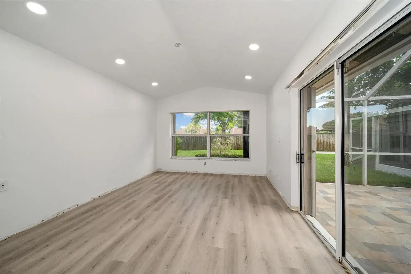 1129 W LAKES Drive, Deerfield Beach FL 33442 photo 5