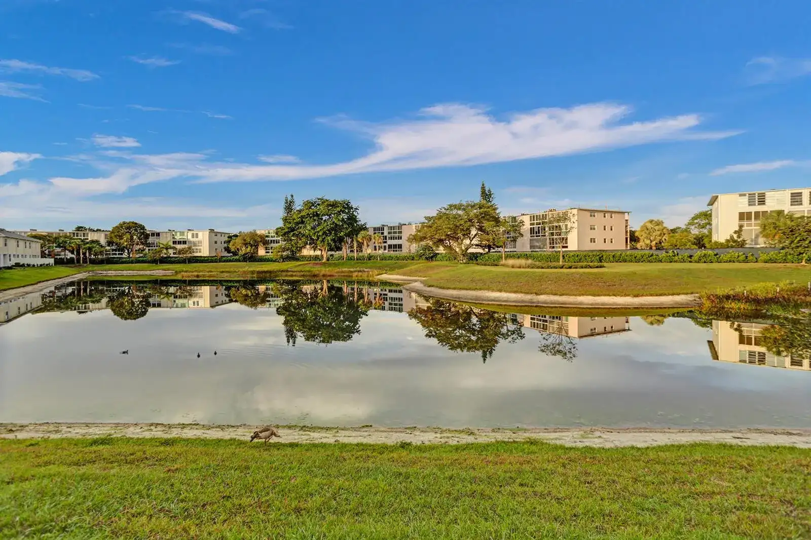 585 SANDERLING Circle, Deerfield Beach FL 33442 photo 2