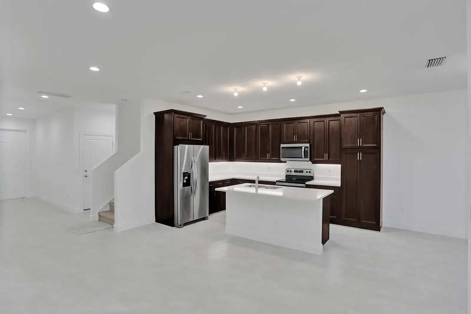 585 SANDERLING Circle, Deerfield Beach FL 33442 photo 5