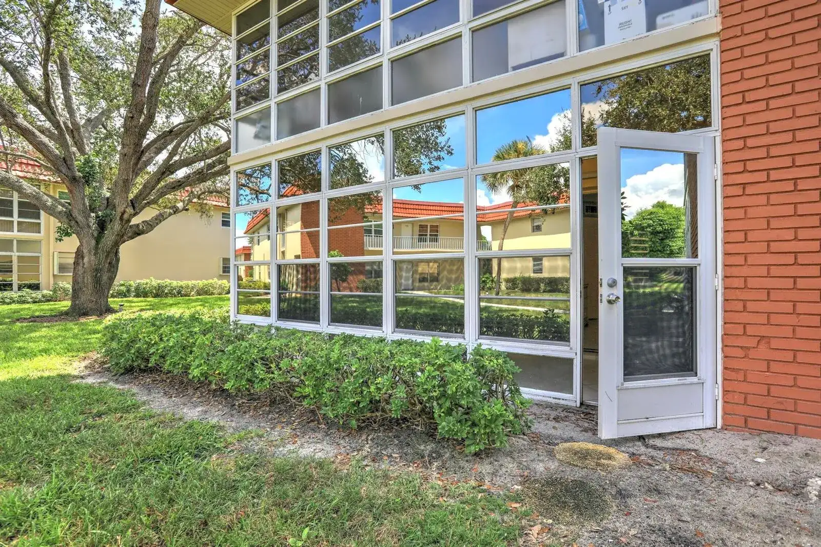 46 WOODLAND Drive # 106, Vero Beach FL 32962 photo 2