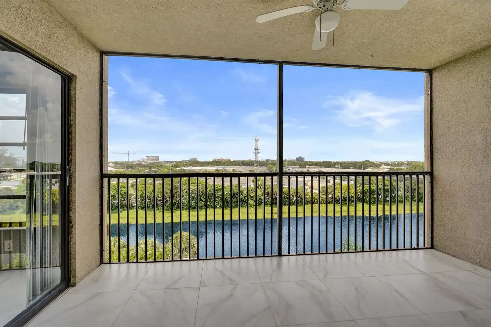 2200 S CYPRESS BEND Drive # 707, Pompano Beach FL 33069