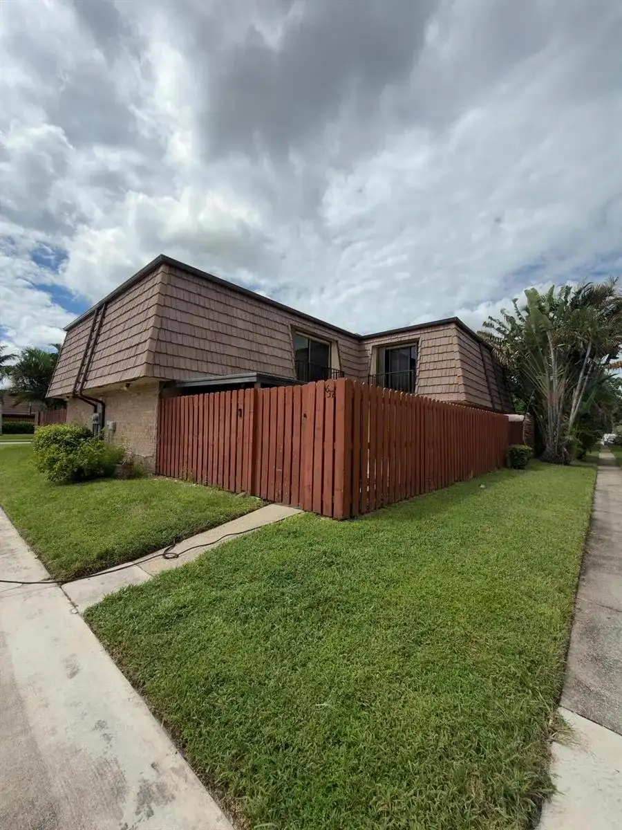 632 SPRINGDALE Circle, Palm Springs FL 33461