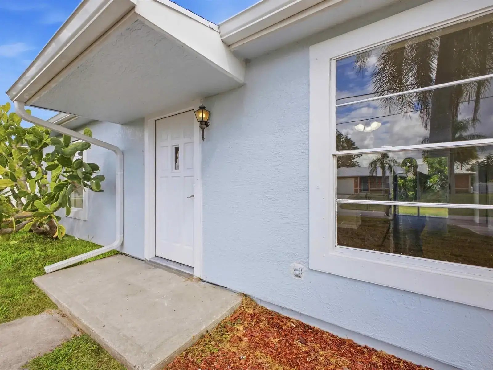711 NW RIVERSIDE Drive, Port St. Lucie FL 34983 photo 2