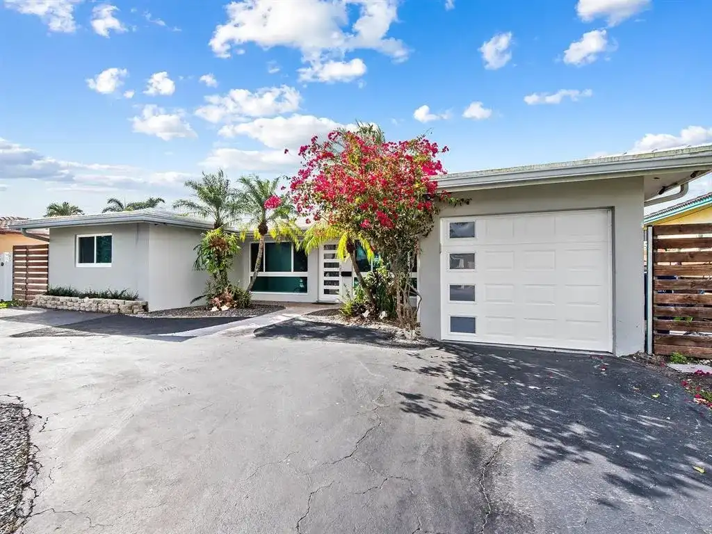 300 SE 10TH Street, Pompano Beach FL 33060
