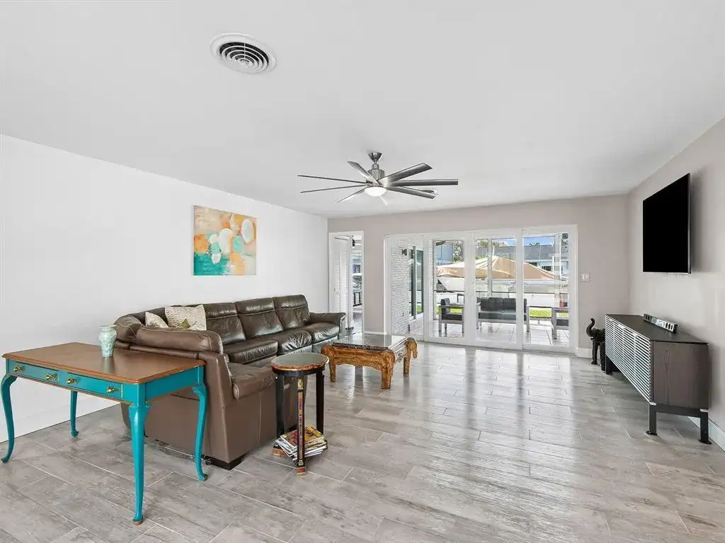 300 SE 10TH Street, Pompano Beach FL 33060 photo 5