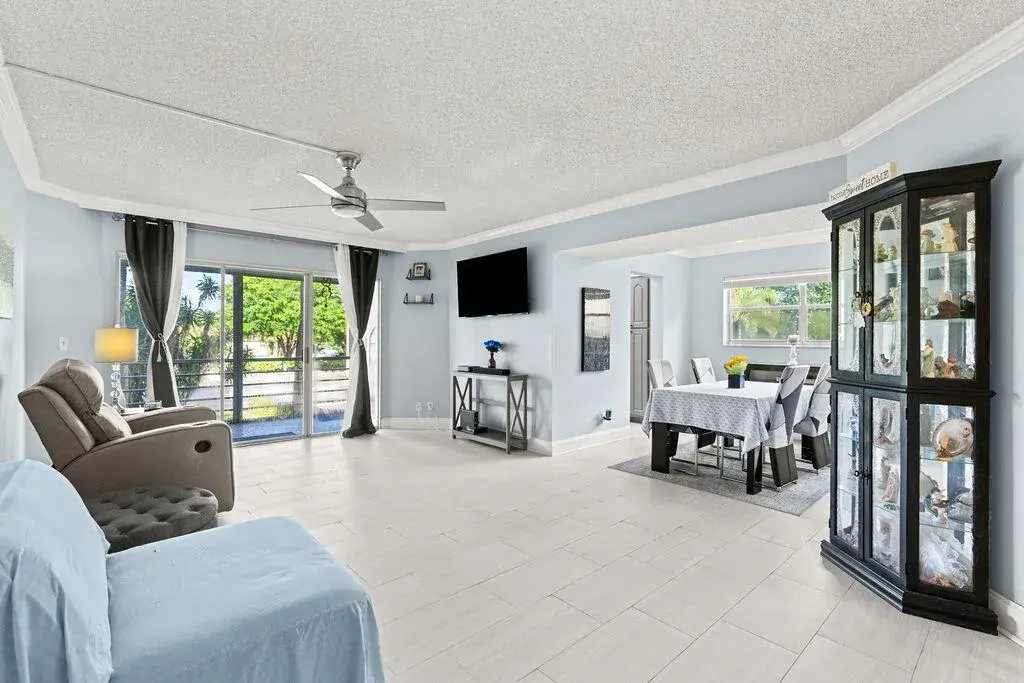 3590 Via Poinciana # 216, Lake Worth FL 33467