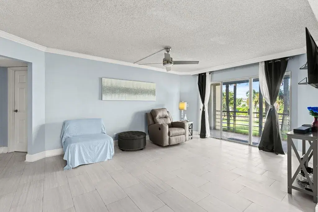 3590 Via Poinciana # 216, Lake Worth FL 33467