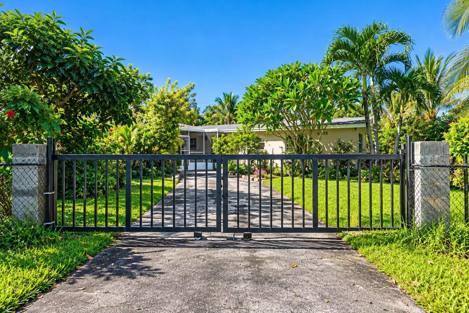 639 MADELINE Court, West Palm Beach FL 33413 photo 2