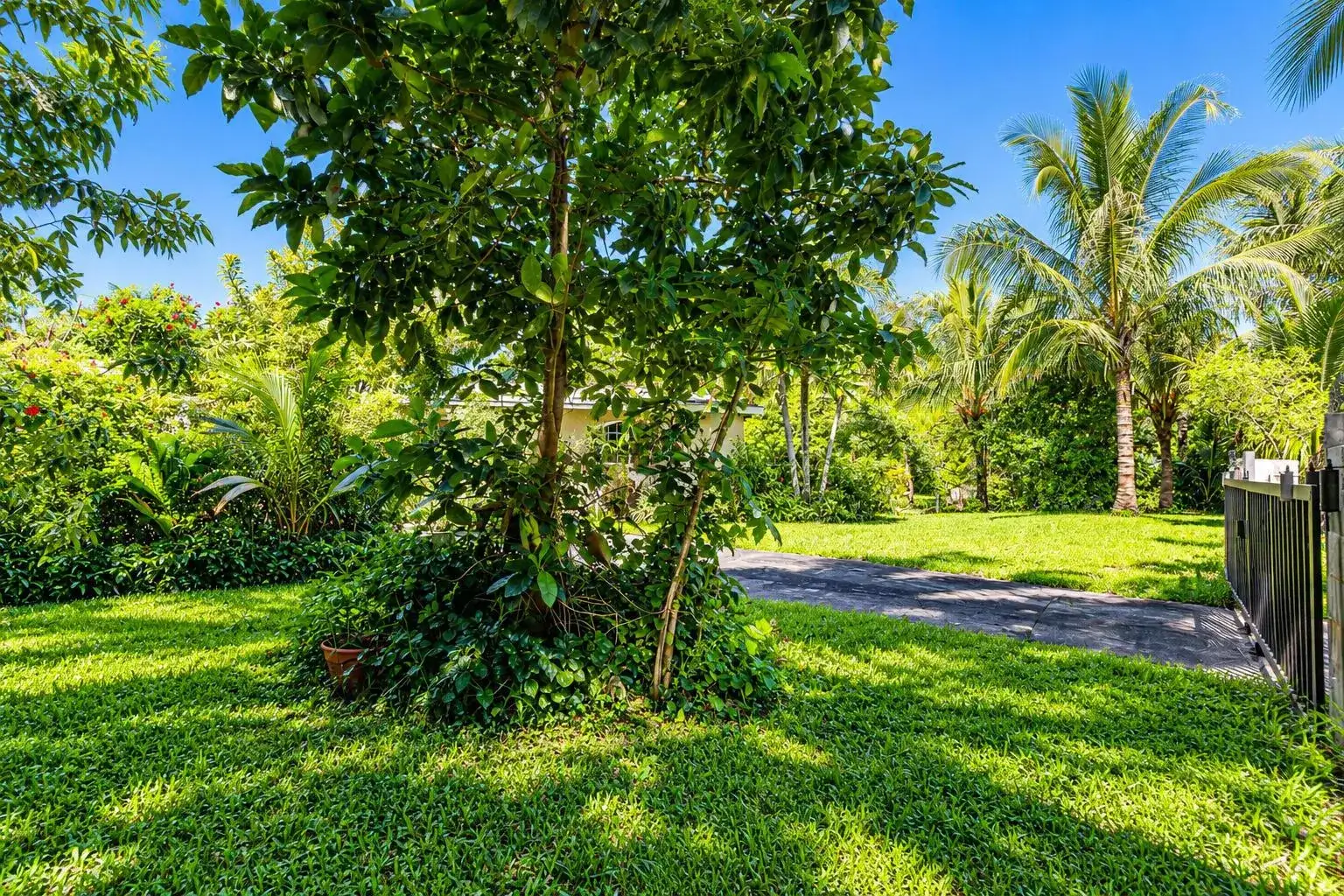 639 MADELINE Court, West Palm Beach FL 33413 photo 3