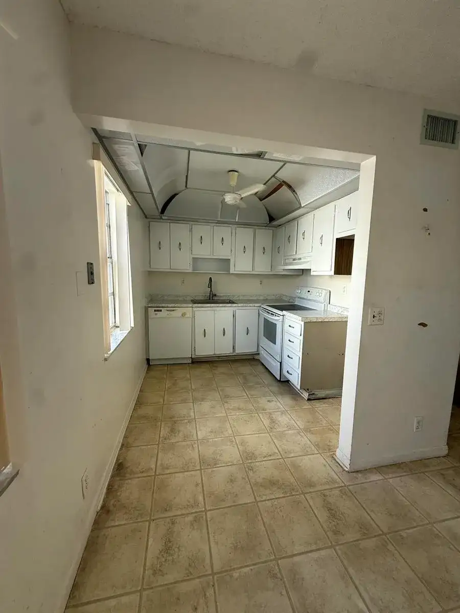 573 Flanders L, Delray Beach FL 33484 photo 4