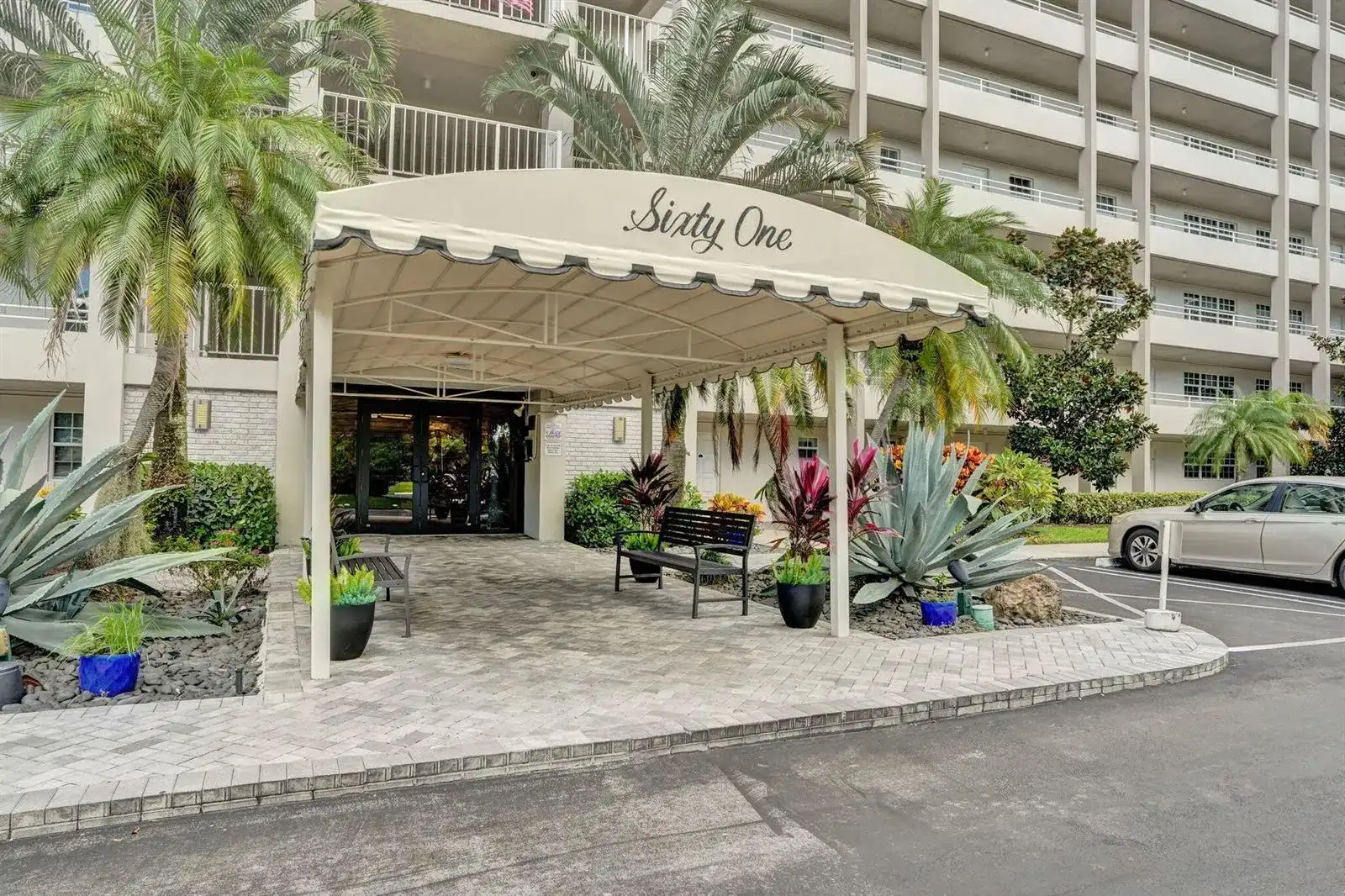 575 OAKS Lane # 104, Pompano Beach FL 33069