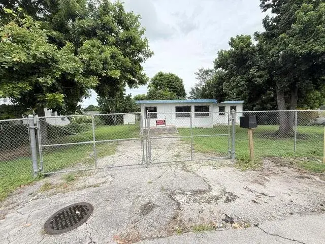 1421 NW Avenue D, Belle Glade FL 33430