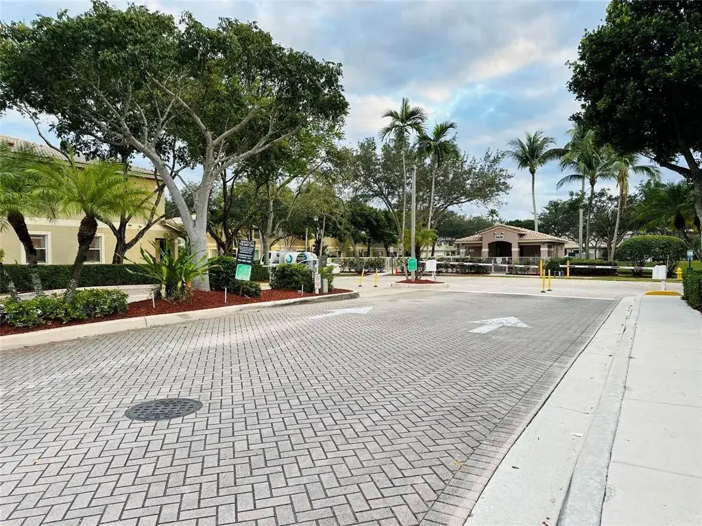 8537 W SOUTHGATE SHORES Circle E, Tamarac FL 33321