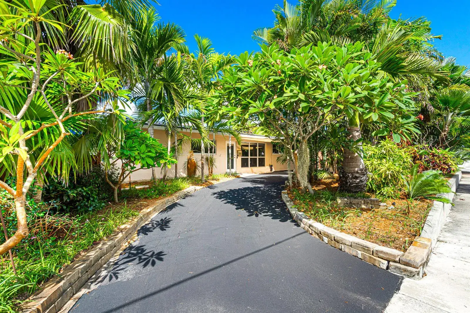 3697 NE 16TH Avenue, Oakland Park FL 33334