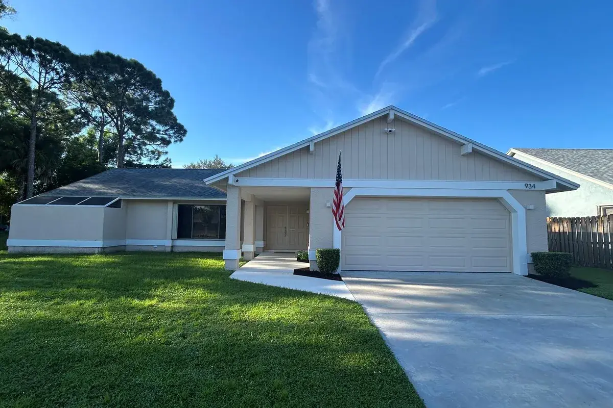 934 SE ATLANTUS Avenue, Port St. Lucie FL 34983