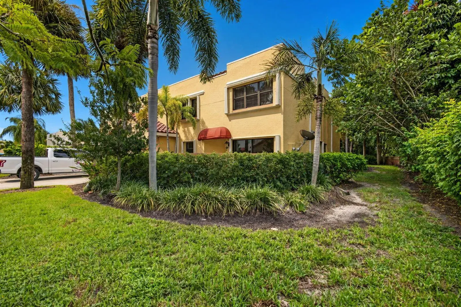 42 Uno Lago Drive, Juno Beach FL 33408