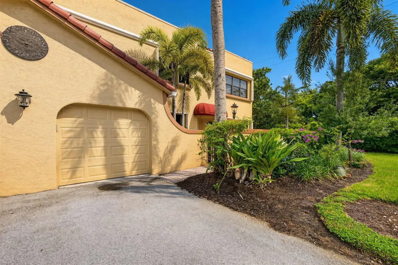 42 Uno Lago Drive, Juno Beach FL 33408